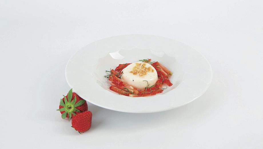 Panna cotta mit Minze, Erdbeerstreifen und garniert mit gehobelten Mandeln