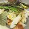 Grüner und weißer Spargel auf einem Teller angerichtet