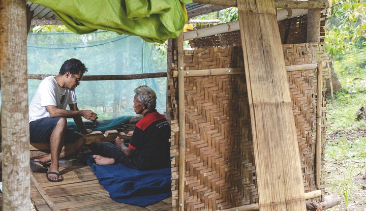 Pater Aventinus Saur SVD spricht mit Yohanes Bai