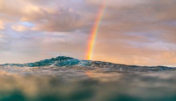 Ein Regenbogen über dem Meer