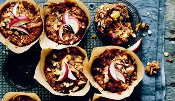 Muffins aus Vollkornmehl, Haferflocken, Nüssen und Trockenfrüchten