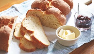 Ein angeschnittener Hefezopf