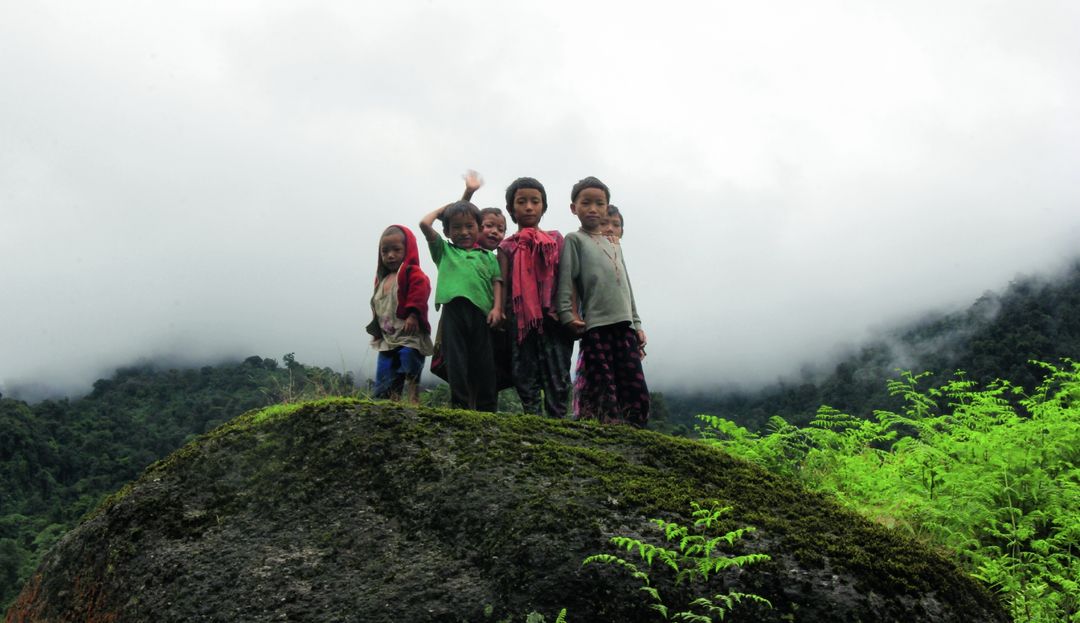 Kinder auf einem grasbewachsenen Hügel