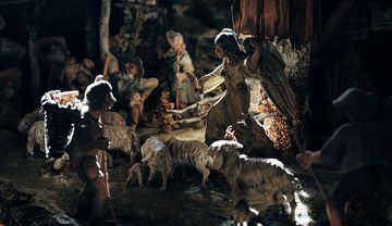 Eine Krippe gehört unbedingt unter den Weihnachtsbaum.