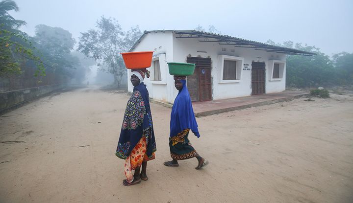 Frauen in Mosambik tragen die Last auf dem Kopf