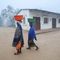 Frauen in Mosambik tragen die Last auf dem Kopf