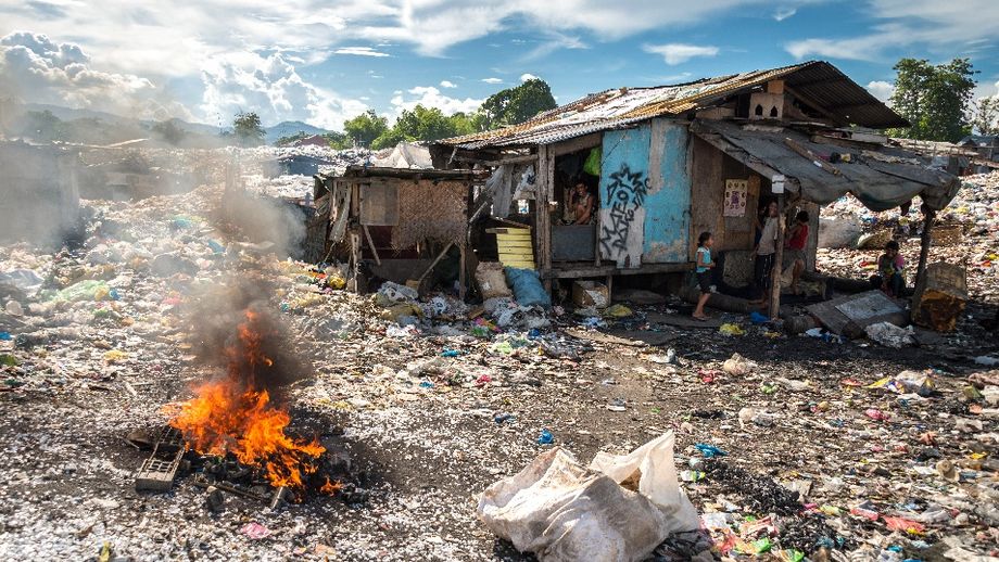 Haus auf einer Müllkippe