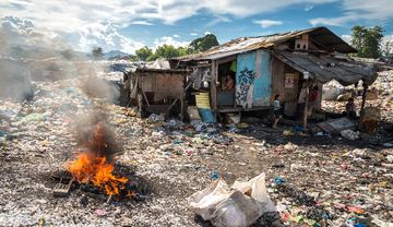 Haus auf einer Müllkippe